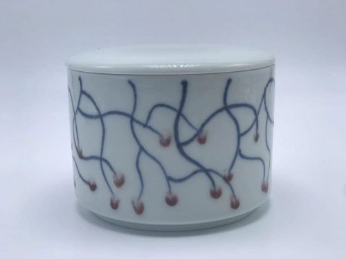 TEEKUNST Teedose groß, Jingdezhen Porzellan, Rot/Blauer Seetang-Dekor
