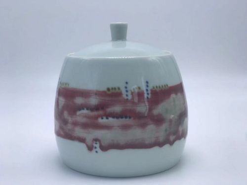 TEEKUNST Teedose groß, Jingdezhen Porzellan, roter abstrakter Dekor
