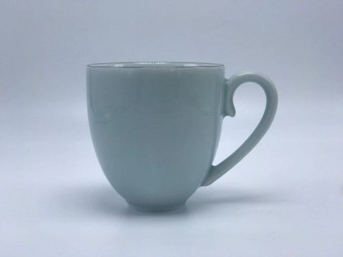 TEEKUNST Teetasse, Seladon Porzellan (fenqing), gemalter Eisenrand
